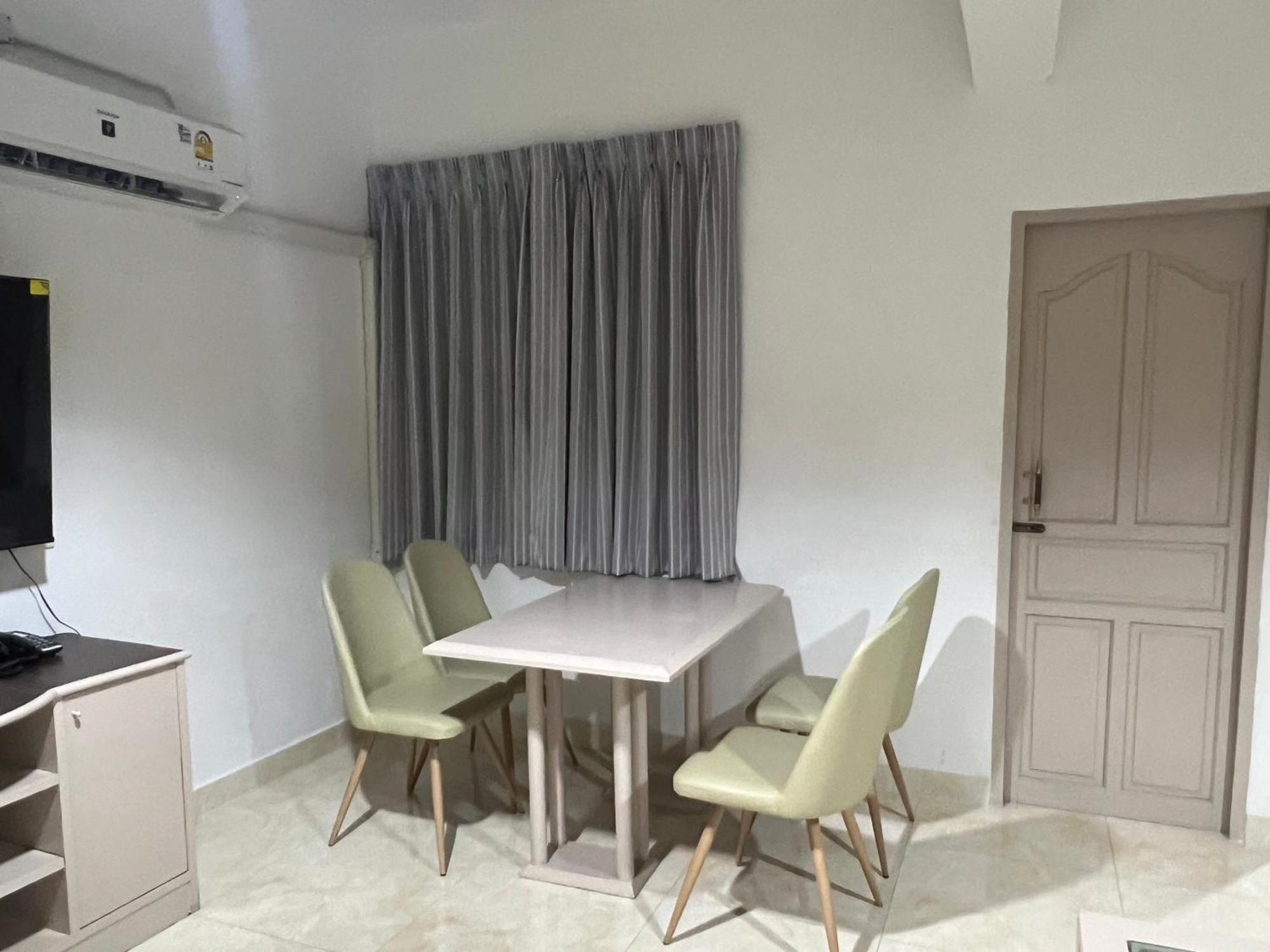 Mall Suites Hotel Bangkok Bagian luar foto